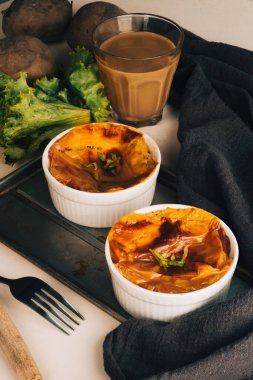 Patates püresiyle basit bir kahvaltı, kızarmış çıtır, taze salata ve beyaz bir fincan kahve. Sağlıklı ve samimi bir şekilde dikey yemek fotoğrafı çek..