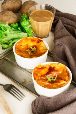 Patates püresiyle basit bir kahvaltı, kızarmış çıtır, taze salata ve beyaz bir fincan kahve. Sağlıklı ve samimi bir şekilde dikey yemek fotoğrafı çek..