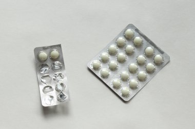 Beyaz arka planda haplı kabarcıklar, haplar, ağrı kesiciler, tedavi, hastalıklar, vitamin, eczane