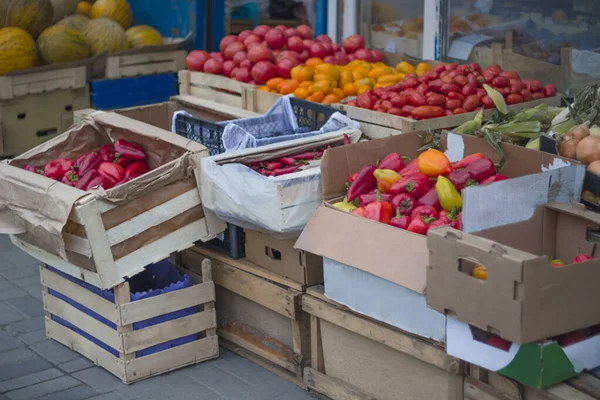 Mercato Volo Strada Verdure Scatole Alimentari Peperone Rosso Verde Vitamina — Foto Stock