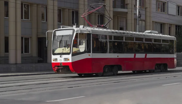 Rote Alte Straßenbahn Fährt Auf Der Straße — Stockfoto