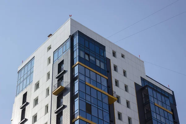 Mavi gökyüzü arka planına sahip modern güzel konut binası