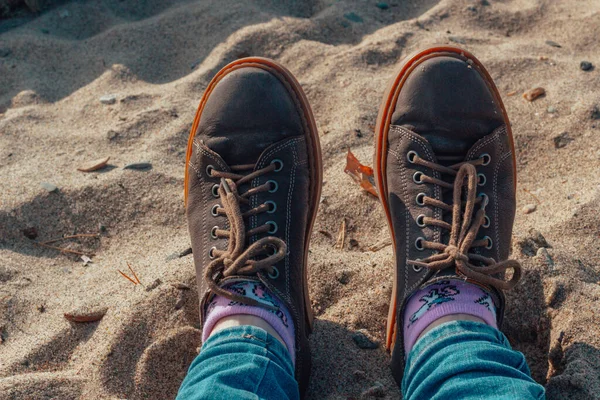 Gray Women Feet Sneakers Sand Relaxing Beach View Legs — Stock Photo, Image