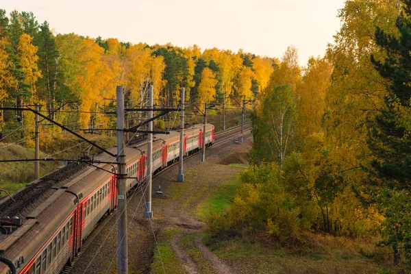 Вид Поезд Сверху Проезжающий Поезд Свою Очередь Осенний Пейзаж Железную — стоковое фото