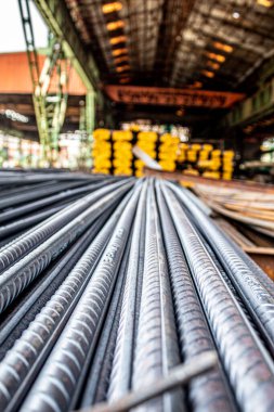 Betonu güçlendirmek için kullanılan çelik çubuklar veya çubuklar.