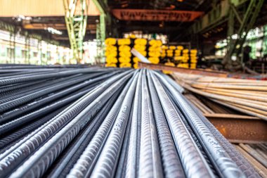 Betonu güçlendirmek için kullanılan çelik çubuklar veya çubuklar.