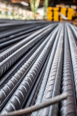 Betonu güçlendirmek için kullanılan çelik çubuklar veya çubuklar.