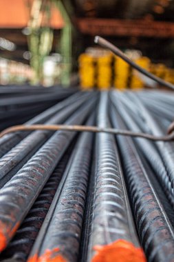 Betonu güçlendirmek için kullanılan çelik çubuklar veya çubuklar.