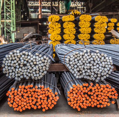 Betonu güçlendirmek için kullanılan çelik çubuklar veya çubuklar.