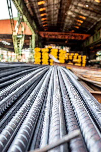 Betonu güçlendirmek için kullanılan çelik çubuklar veya çubuklar.