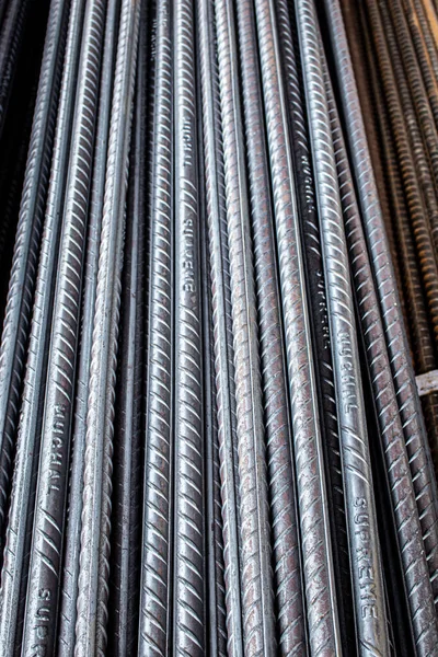 Betonu güçlendirmek için kullanılan çelik çubuklar veya çubuklar.