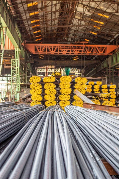 Betonu güçlendirmek için kullanılan çelik çubuklar veya çubuklar.