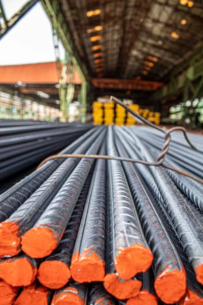 Betonu güçlendirmek için kullanılan çelik çubuklar veya çubuklar.