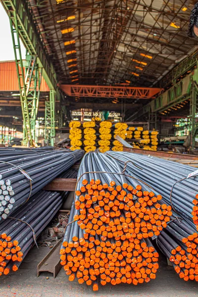 Betonu güçlendirmek için kullanılan çelik çubuklar veya çubuklar.