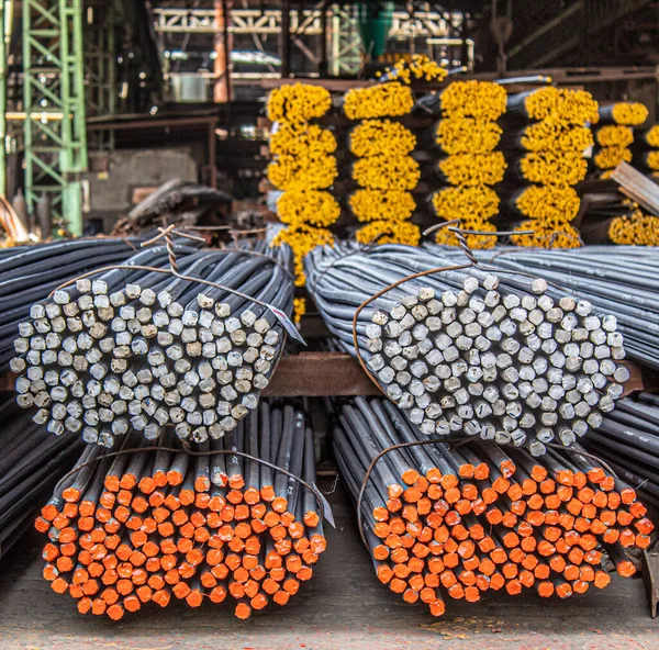 Betonu güçlendirmek için kullanılan çelik çubuklar veya çubuklar.