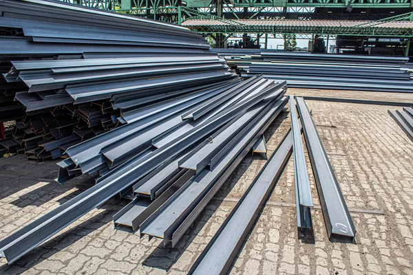 Çelik kiriş yığının içinde beton zeminde duruyordu.