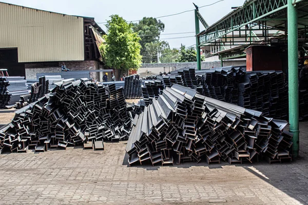 Çelik kiriş yığının içinde beton zeminde duruyordu.