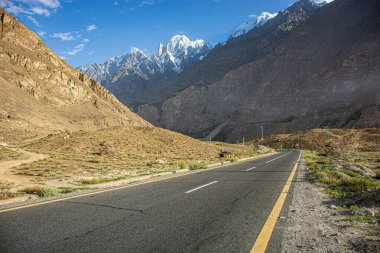 Dağdaki yol baykuşa benziyor ve huzza gilgit pakistan yakınlarında bulundu. Bu yol aynı zamanda ipek yol olarak da bilinir.