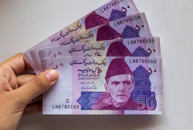 Pakistanlı 50 Not, yakın plan, beyaz arka plan izole edilmiş.