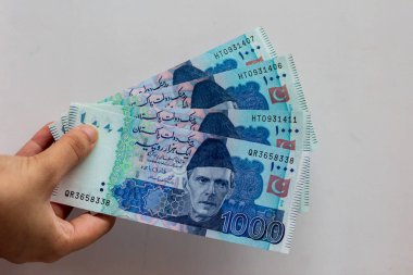 Pakistan 'da 1000 rupilik banknot Pakistan' da kullanılıyor.