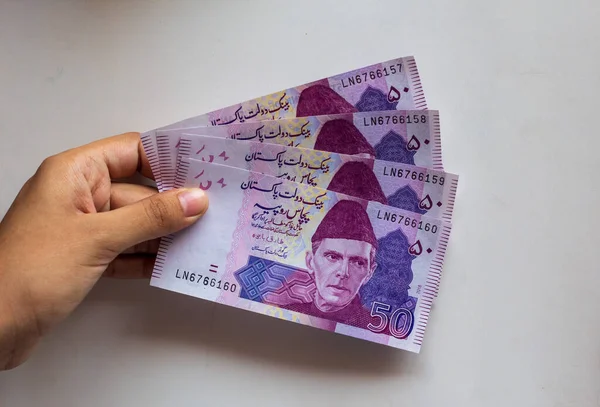 Pakistanlı 50 Not, beyaz arka planda izole edilmiş.