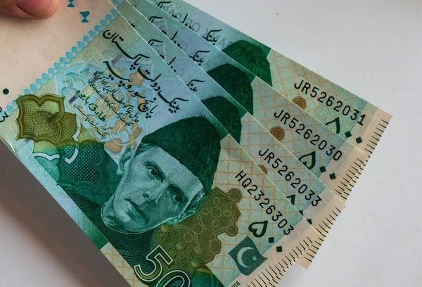 Pakistan para birimi notu 500 yakın plan, beyaz arka planda izole edilmiş.