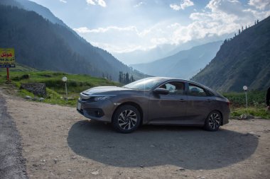 Honda Civic Pakistan 'ın kuzey dağlarındaki son model.