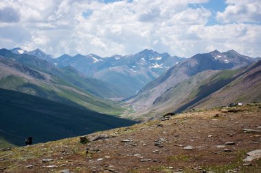 Mavi gökyüzü olan dağ manzarası