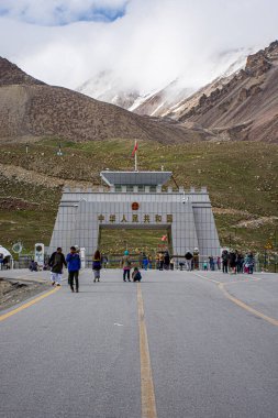 Khunjerab Geçidi, Pakistan 'ın kuzey sınırında ve Çin' in güneybatı sınırında, Karakoram Dağları 'nda yüksek bir dağ geçididir. Yüksekliği 4,693 metre veya 15,397 feet.