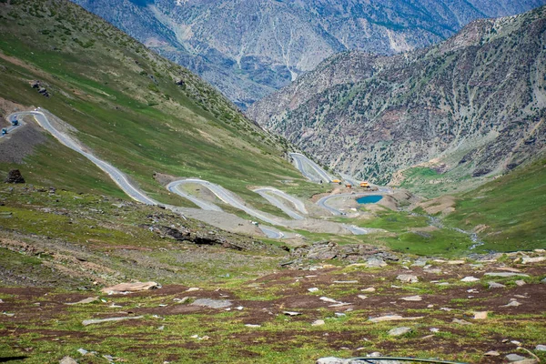 Pakistan 'ın dağlık kesimindeki zigzag yolundaki dağ manzarası