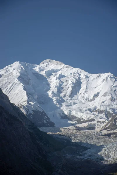 Nanga Parbat 'ın deniz seviyesinden 8.126 metre yükseklikteki dünyanın en yüksek dokuzuncu dağının tamamen karla kaplı güzel bir fotoğrafı.