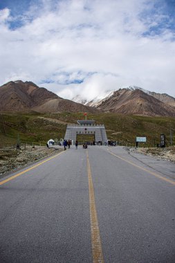Khunjerab Geçidi, Pakistan 'ın kuzey sınırında ve Çin' in güneybatı sınırında, Karakoram Dağları 'nda yüksek bir dağ geçididir. Yüksekliği 4,693 metre veya 15,397 feet.