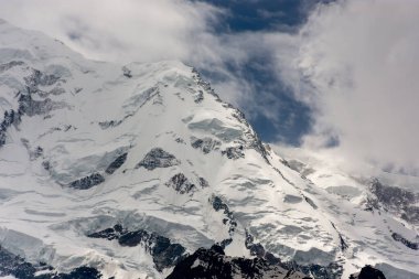 Nanga Parbat 'ın deniz seviyesinden 8.126 metre yükseklikteki dünyanın en yüksek dokuzuncu dağının tamamen karla kaplı güzel bir fotoğrafı.