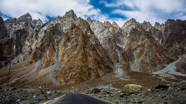 Karlı dağ manzarası