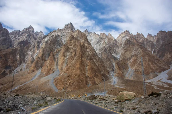 Karlı dağ manzarası