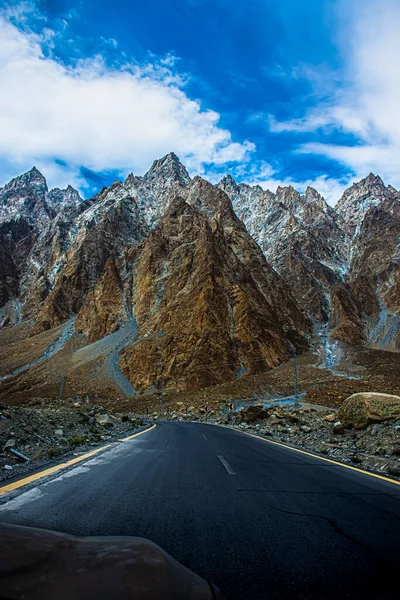 Karlı dağ manzarası