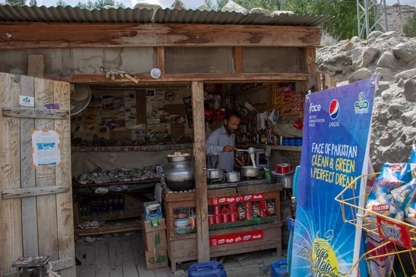 Dağda Nescafe marka kahve yapan bir adam...