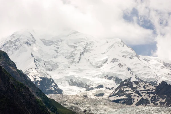 Nanga Parbat 'ın deniz seviyesinden 8.126 metre yükseklikteki dünyanın en yüksek dokuzuncu dağının tamamen karla kaplı güzel bir fotoğrafı.