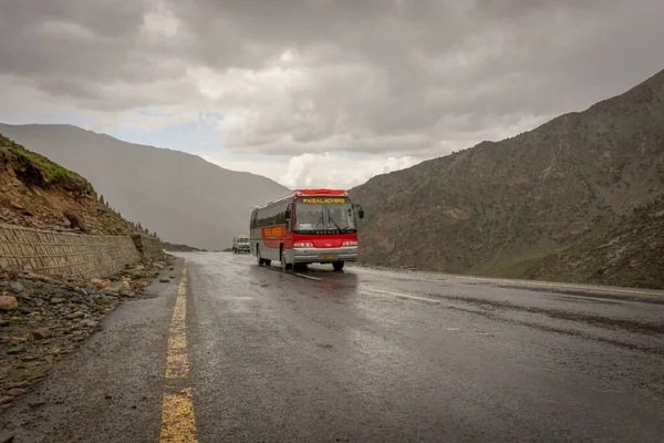 Babusar Geçidi, Naran, Pakistan - 10 2 2019: Babusar tepesindeki dağ yolunda Faisal Nakliyeciler otobüsü..