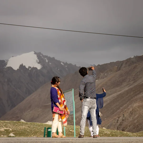 Khunjerab Geçidi, Gilgit Baltistan, Pakistan - 5 9 2019: Çift Khunjerab Geçidi yakınlarındaki dağlarda selfie çekiyor.