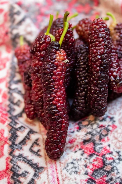 Dut meyvesi ekstra büyük boy ve tatlı görünüyor. Pakistan 'ın Faisalabad şehrinde bulunan eşsiz bir verity..