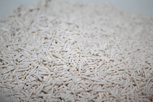 Beyaz fıskiyeler. Çikolatadan yapılmış.