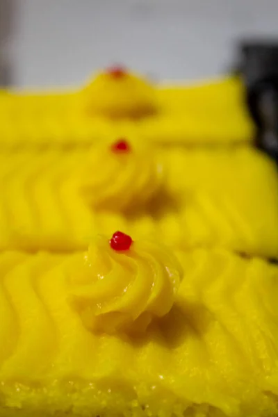 Üzerinde küçük bir parça neşe olan limonlu pasta. Yakın plan.