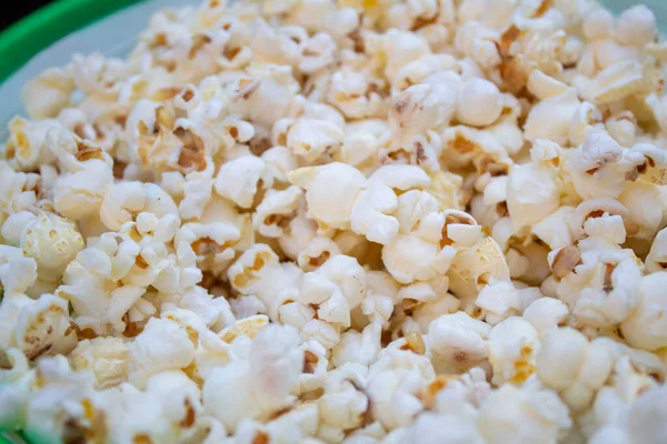 Beyaz pofuduk patlamış mısır dokusu arkaplanı