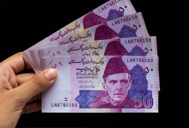 Pakistanlı 50 Not, yakın plan, siyah arkaplanda izole.