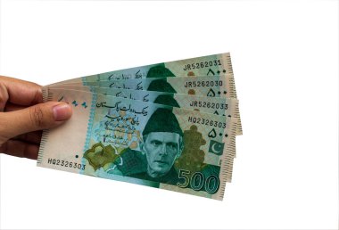 Pakistan 500 Note elinde, beyaz arka planda izole edilmiş.