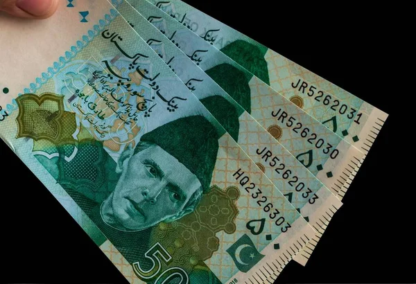 Pakistan para birimi notu 500 yakın plan, siyah arka planda izole edilmiş.