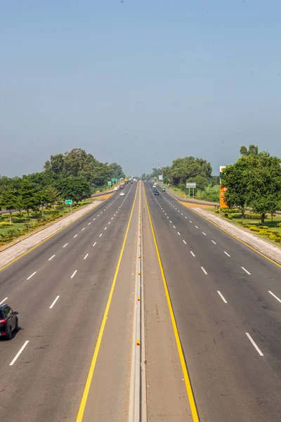 Otobanın robot resmi M-2 Kuzey Stok fotoğrafına bakıyor