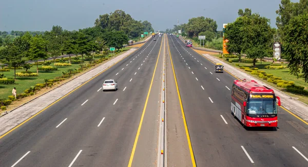 Otobanın robot resmi M-2 Kuzey Stok fotoğrafına bakıyor