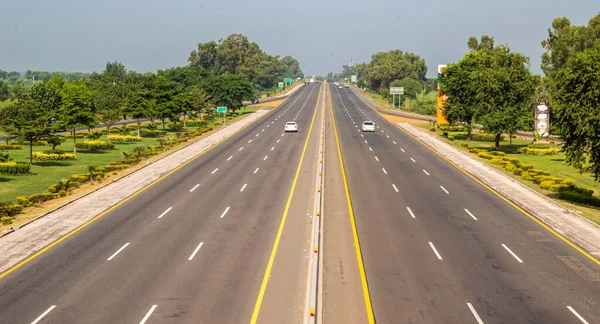 Otobanın robot resmi M-2 Kuzey Stok fotoğrafına bakıyor